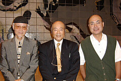 左より野村董夫会長、平沢文雄さん、村上毅